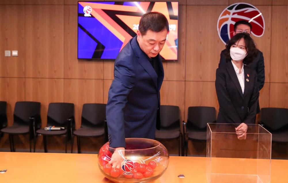 据估计，伊东纯也的转会费为1000万欧元，但由于球员吸引到许多兴趣，兰斯可能坐地起价。